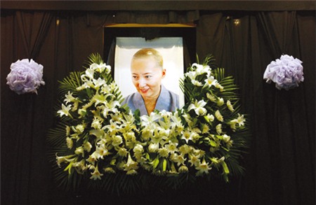 Trần Hiểu Húc qua đời ngày 13/5/2007, khi đó cô 38 tuổi. Những người yêu mến cô đều bàng hoàng, xót xa, không ít người nói