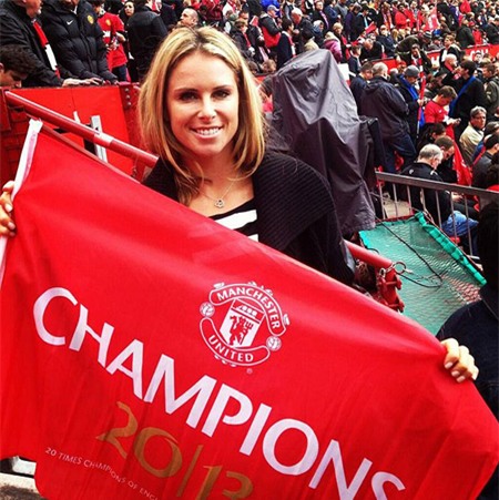 Candice Falzon tới sân Old Trafford chúc mừng MU vô địch Premier League. Ảnh: Sun.