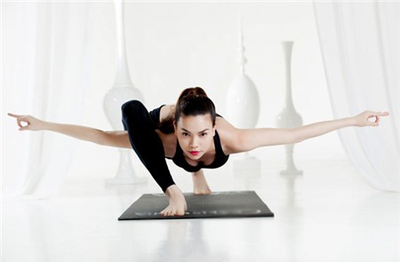 Người đẹp chịu trách nhiệm hướng dẫn các bài tập yoga đơn giản để mọi  người có thể tập tại nhà, trong văn phòng hay khi đi du lịch. 'Đây là  những bài tập tôi thường sử dụng để duy trì sức khoẻ, sự tươi trẻ và vóc  dáng thanh xuân', cô tiết lộ.