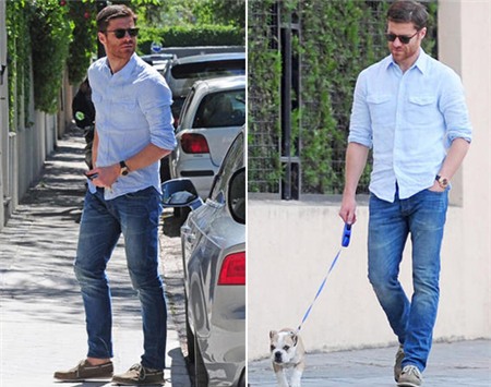 Cũng trong buổi sáng, tiền vệ Real có những giây phút thảnh thơi dạo phố cùng con trai và chú chó cưng.