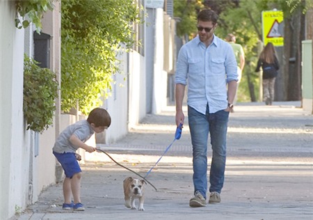 Cậu nhóc Jonxtu nghịch ngợm cầm cành cây trêu chọc chó cưng...