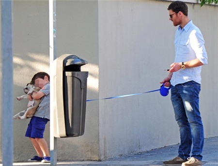 ... rồi một lúc sau lại bế lên nựng nịu.