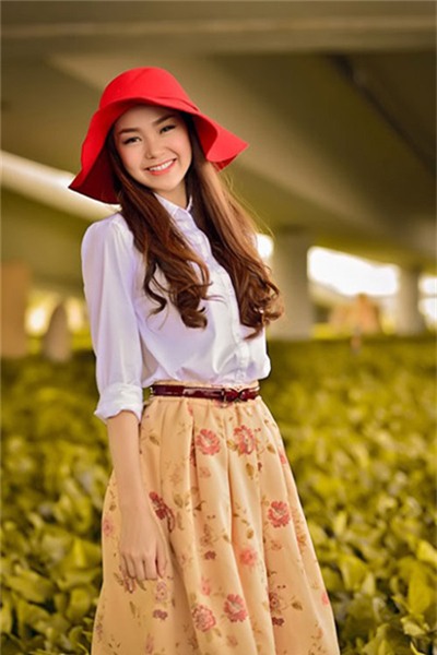 Chiếc mũ đỏ rộng vành của Minh Hằng nổi bật trong mùa hè rực rỡ.