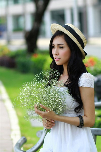 Miss Ngôi sao - Kim Phượng điệu đà cùng chiếc nón cói vành nhỏ thắt nơ đen.