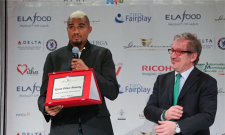 Boateng lên nhận giải thưởng.