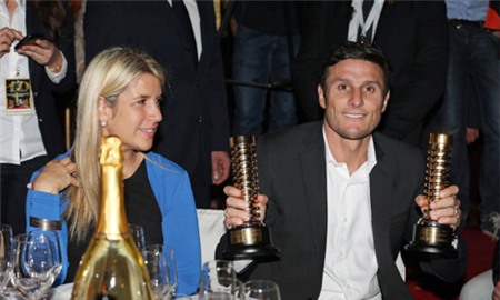 Zanetti, ngôi sao kỳ cựu của Inter chống nạng cùng vơ đi dự tiệc.