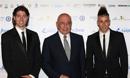 Phó chủ tịch Galliani chụp ảnh cùng Montolivo và El Shaarawy.