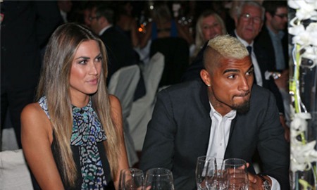 Trang điểm nhẹ nhàng và để tóc thả suông dịu dàng, người đẹp duyên dáng khi đi cùng tiền vệ Milan.