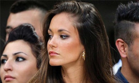 Hôm cuối tuần, giới truyền thông Italy xôn xao với một cô gái trẻ đi cùng Enoch, em trai Balotelli và cổ vũ nhiệt tình cho chân sút Milan.