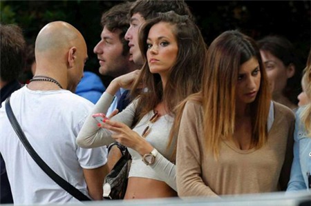 Tháng trước, tiền đạo 'lắm tài nhiều tật' bị người mẫu Fanny Neguesha 'đá' vì tuyên bố cho cô ngủ cùng toàn bộ đội Real nếu 'Kền kền trắng' lội ngược dòng thành công trước Dortmund và lọt vào chung kết Champions League.