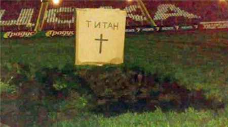 CĐV khủng bố chủ sở hữu CSKA Sofia: Dựng mộ ngay giữa SVĐ