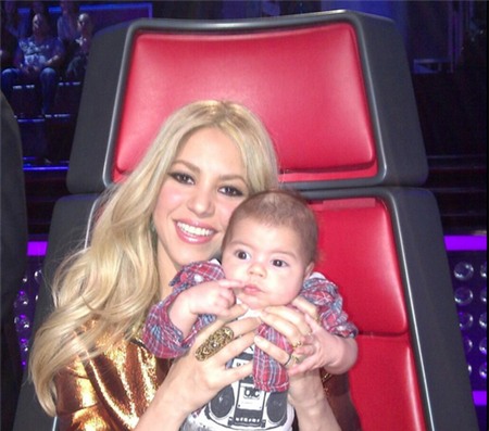 Shakira khoe bé Milan khi ngồi trên 'ghế nóng' của chương trình The Voice.
