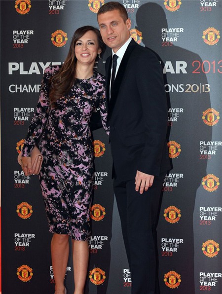 Giữa một rừng WAGs xúng xính trong các bộ cánh đỏ, đen và nude hoặc trắng, Anna, vợ Vidic chọn một bộ váy họa tiết hoa tối màu trông kém sang trọng.