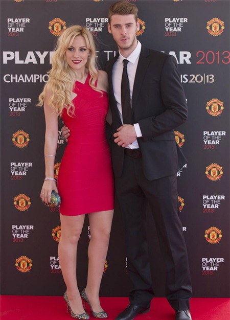 Trong bữa tiệc tối qua, dàn WAGs Quỷ đỏ dường như hẹn nhau mặc trang phục đỏ, đen và màu nude.