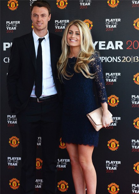 ... cùng với Helen McConnell, bạn gái Jonny Evans.