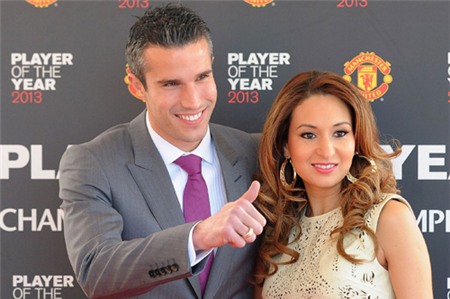 Vợ chồng Van Persie tình tứ trên thảm đỏ.