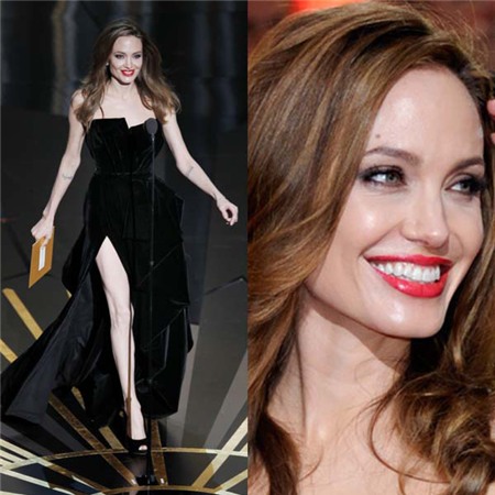 Tại Oscar 2012, Angelina cực kỳ sexy với chiếc váy hiệu Versace với đường xẻ rất cao. Thậm chí, nữ diễn viên này còn cố tình khoe đôi chân dài miên man trong mọi tư thế tạo dáng.