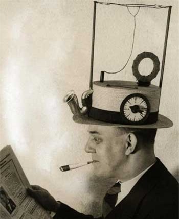 Chiếc mũ gắn radio do một nhà phát minh người Mỹ tạo ra năm 1931.