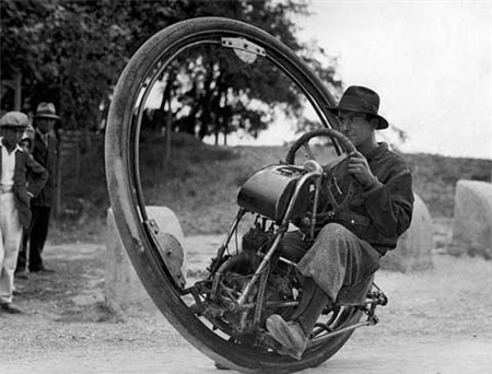 Một bánh xe do M. Goventosa de Udine, người Italy phát minh năm 1931.