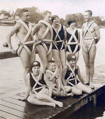 Một nhóm bạn trẻ buộc lopps xe đạp để làm thiết bị bơi tại Đức năm 1925.