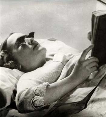 Chiếc kính thiết kế cho việc đọc sách trên giường ở Anh năm 1936.