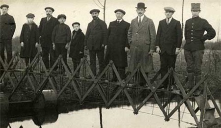 Cây cầu gấp thiết kế sử dụng trong trường hợp khẩn cấp. Sản phẩm phát minh bởi L.Deth, Hà Lan năm 1926.