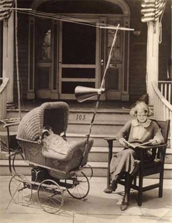 Xe đẩy gắn loa đài ru cho em bé ngủ ở Mỹ năm 1921.