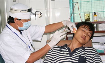 Lấy ráy tai, vô cùng nguy hiểm  1