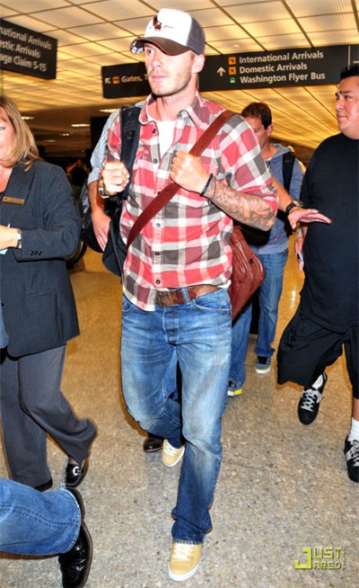 David Beckham arrives at a Washington D.C. airport sans wife Vicky-B but accompanied by three bodyguards on Thursday (August 20, 2009).