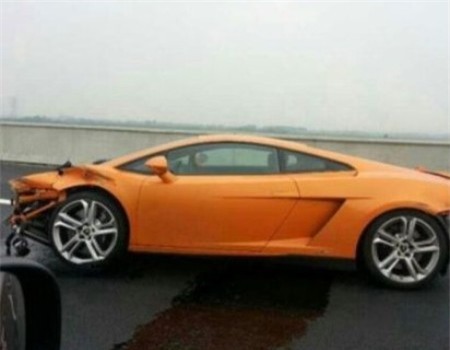 Phóng viên ôtô gây tai nạn với xe Lamborghini Gallardo