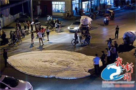 Đám bọt mùi hôi thối gây hoang mang ở Trung Quốc, Phi thường - kỳ quặc, chuyen la trung quoc, dam bot, Chuyen la, chuyện lạ, chuyenla, chuyen la co that, chuyen la kho tin