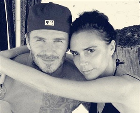 Vic mỉm cười sau tuyên bố giải nghệ của chồng - 1