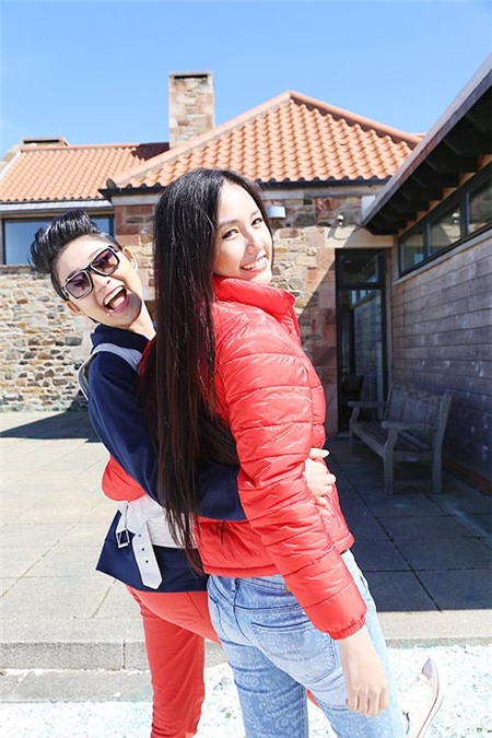 Mai Phương Thúy học lái xe golf cùng trai Tây - 3