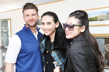 Mai Phương Thúy học lái xe golf cùng trai Tây - 8