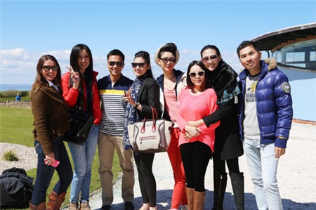 Mai Phương Thúy học lái xe golf cùng trai Tây - 9