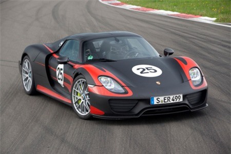 Cánh gió sau hình cánh diều, làm bằng vật liệu sợi carbon