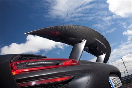 Cánh gió sau hình cánh diều, làm bằng vật liệu sợi carbon