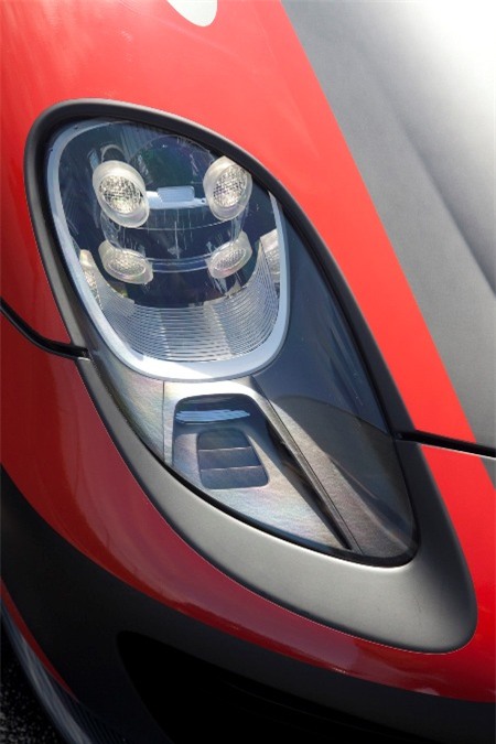 Cánh gió sau hình cánh diều, làm bằng vật liệu sợi carbon