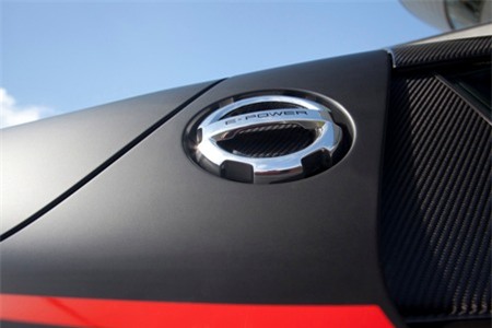 Cánh gió sau hình cánh diều, làm bằng vật liệu sợi carbon