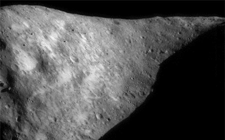 Một thiên thạch dài 2,7 km sẽ bay gần Trái đất vào ngày 31/5. Ảnh minh họa: EPA.