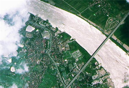 Một bức ảnh về cầu Thanh Trì của Hà Nội do vệ tinh viễn thám chụp lại. Ảnh: TTXVN.