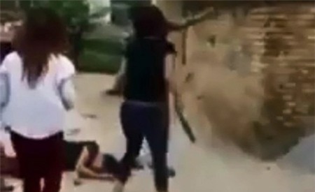 thiếu nữ, cầm dao, chém bạn, hỗn chiến