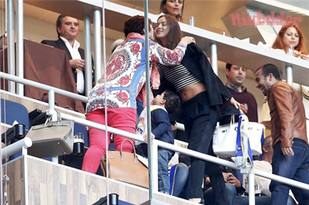 Tuy nhiên, cuối tuần qua, khi đi xem C. Ronaldo thi đấu tại chung kết Cup Nhà vua, Irina và bà Dolores rất mừng rỡ khi gặp nhau, cả hai ôm hôn thân mật.