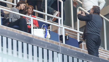Sau khi chào hỏi mẹ và chị của bạn trai, Irina cùng một phụ nữ trung tuổi, có lẽ là mẹ của cô, ngồi ở một góc khán đài khác cổ vũ cho C. Ronaldo.