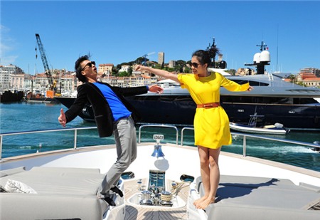 Cả hai liên tục đùa nghịch không ngừng trên mui