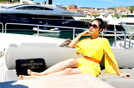 Vân Trang tư lự nằm dài ngắm