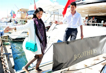 Maya được một chàng điển trai tận tình đưa lên du thuyền.