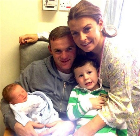 Rạng sáng qua (theo giờ địa phương), Coleen hạ sinh quý tử thứ hai cho Rooney.