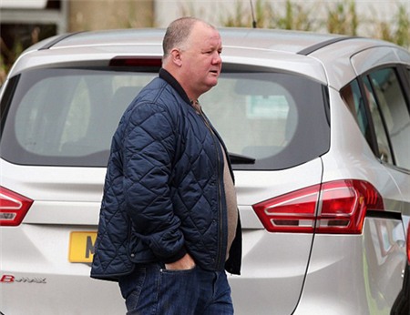 Bố Rooney, ông Wayne Sr, cũng tới đón con dâu và cháu nội.