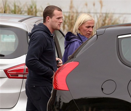 Mẹ Rooney, bà Jeanette, và em trai Rooney, Graeme, rời khỏi bệnh viện sau khi thăm Coleen và bé Clay.
